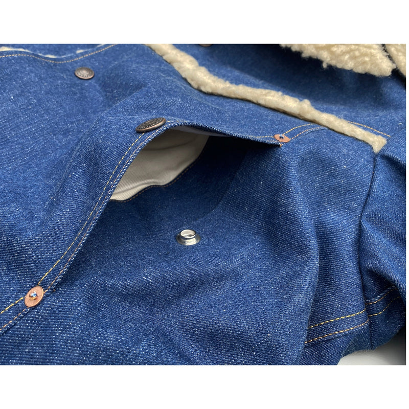 Hand warming slash pockets incorporated in vertical panel seam.