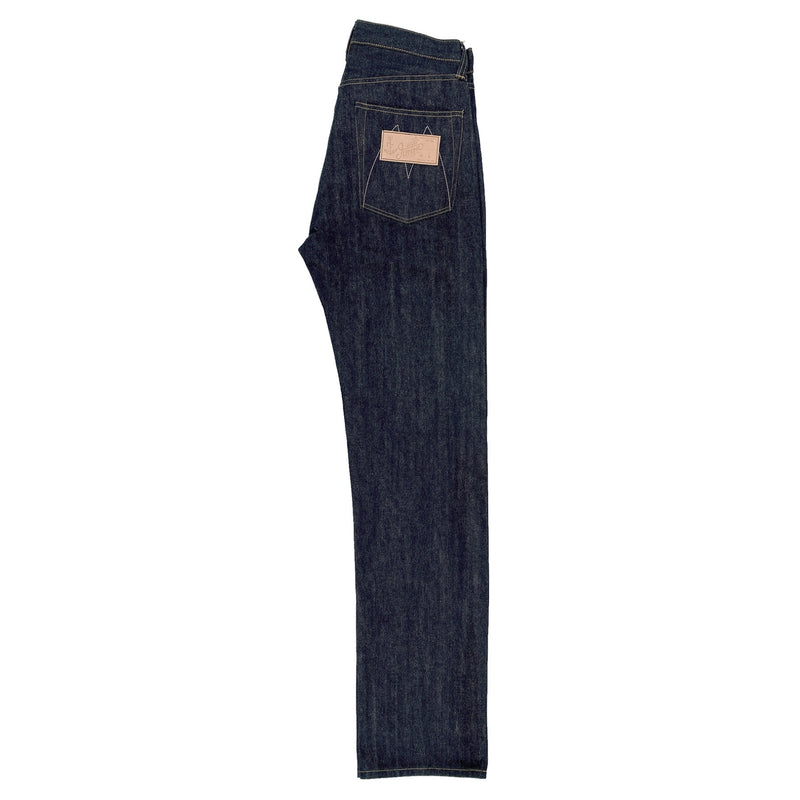 Our classic Californian Lot 64 blue jeans feature a mid-rise, straight leg and a slightly tapered silhouette for that desirable 1960’s vibe. 